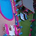 Princess&prince With Swimming Pool And Garden
