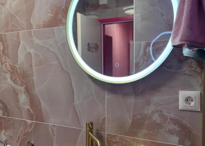 Princess&prince With Swimming Pool And Garden