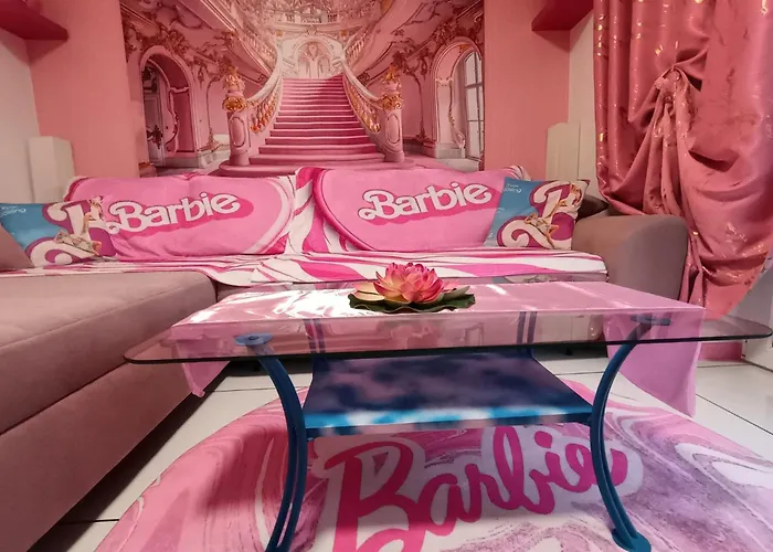 Princess&prince With Swimming Pool And Garden